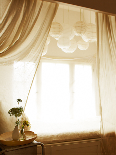Bedroom-canopy-bed-hideaway