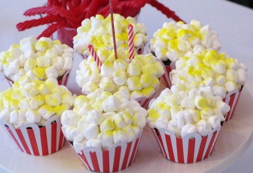 red-white-blue-circus-birthday-party-popcorn-cupcakes