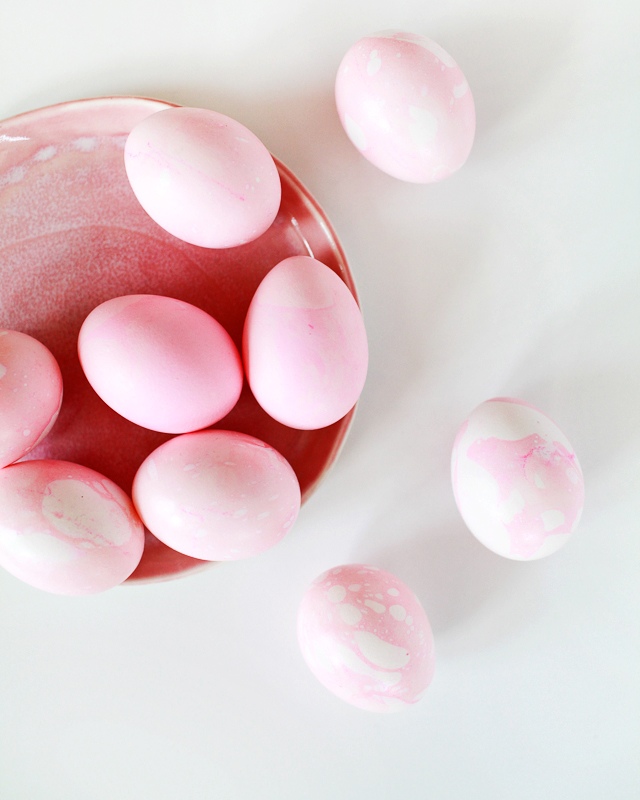 DIY Marbled Easter Eggs Using Food Coloring / Oh So Beautiful Paper