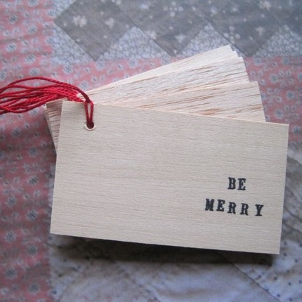 Palomas-nest-be-merry-wooden-gift-tags